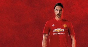 Pagare Pogba con le magliette di Ibra? Ecco quanto frutta davvero l’accordo Adidas – United trasferimenti calciatori parametro zero 2016 2017 Zlatan Ibrahimovic con la nuova maglia Manchester United 2016-2017