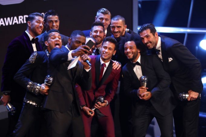 Buffon, Dani Alves, Bonucci, Ramos, Marcelo, Modric, Kroos, Iniesta, Messi, Cristiano Ronaldo e Neymar (Photo by Michael Steele/Getty Images)